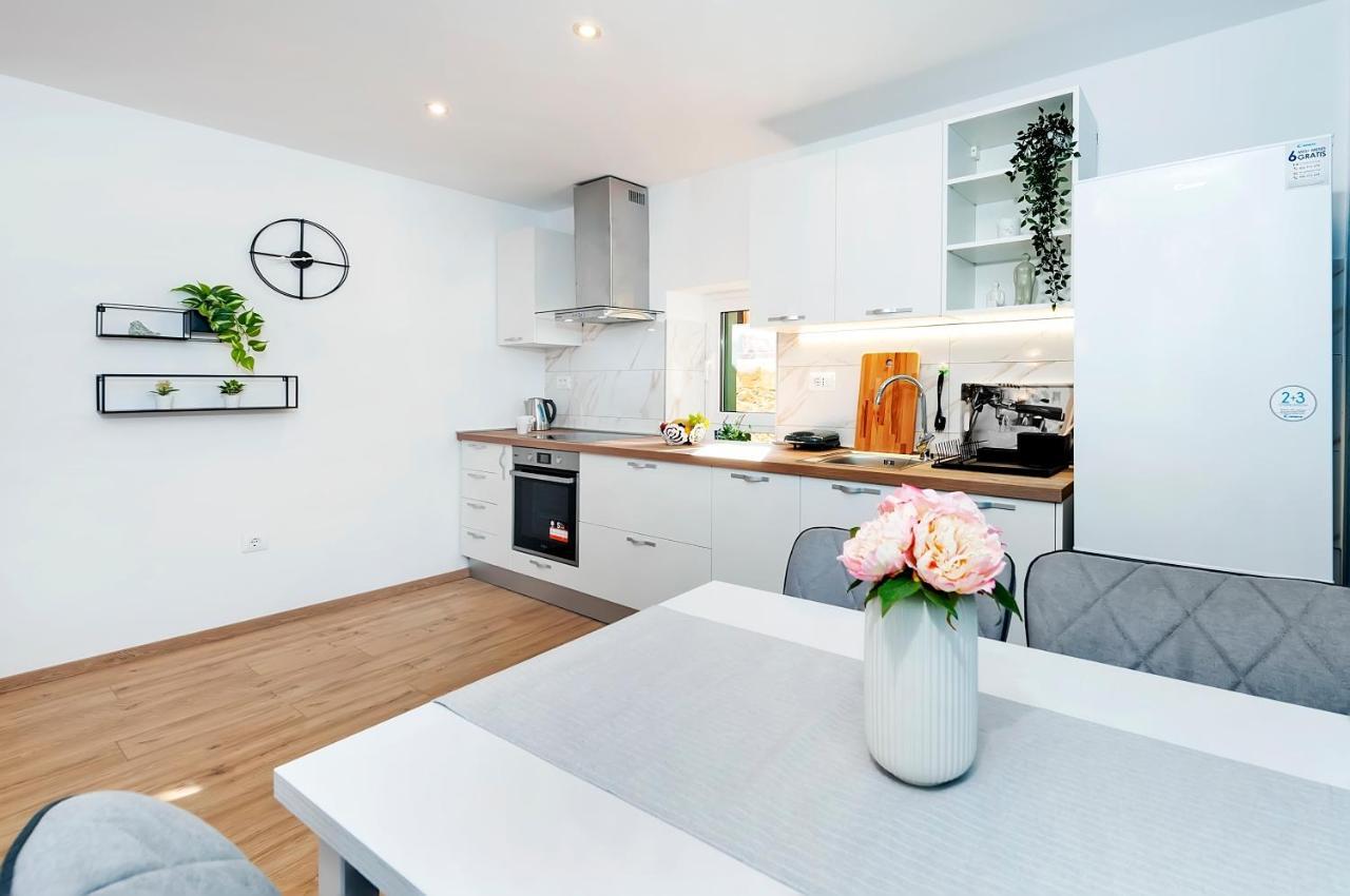 Otto Apartment With Sea View And Parking Rovinj Exterior photo