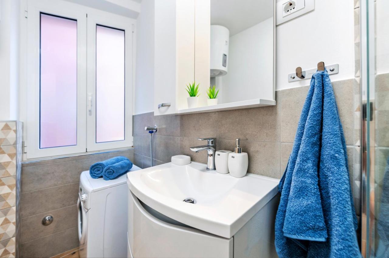 Otto Apartment With Sea View And Parking Rovinj Exterior photo