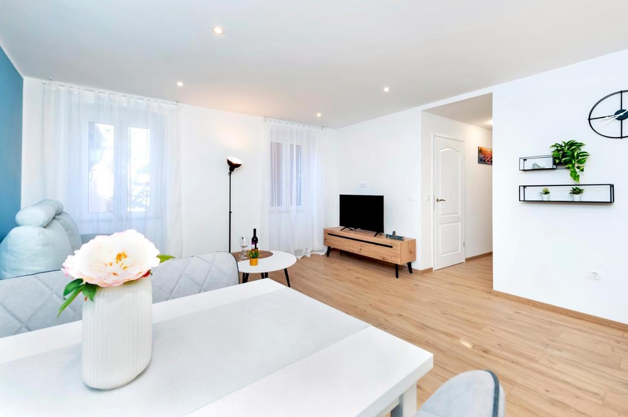 Otto Apartment With Sea View And Parking Rovinj Exterior photo
